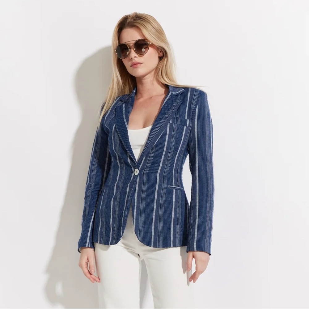 OO LA LA! ONE BUTTON STRIPED PRINT PUCKER BLAZER. Size 8